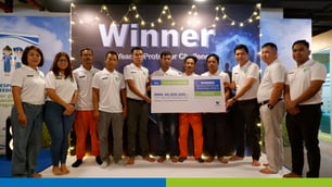 Het winnende team 'De Heus Protectors' poseert trots met een grote cheque tijdens een security event, als voorbeeld van hoe zichtbaarheid en gamification binnen een security awareness programma leiden tot actieve medewerkersbetrokkenheid en positieve gedragsverandering.