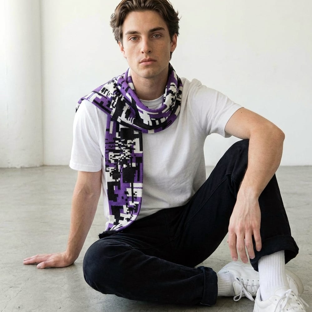 Campagnebeeld van Awareways voor Ransomwear. Een man toont de unieke awareness-sjaal die symbool staat voor cyberweerbaarheid en digitale veiligheid. Een effectieve methode om ransomware-risico's bespreekbaar te maken bij bedrijven in Nederland.