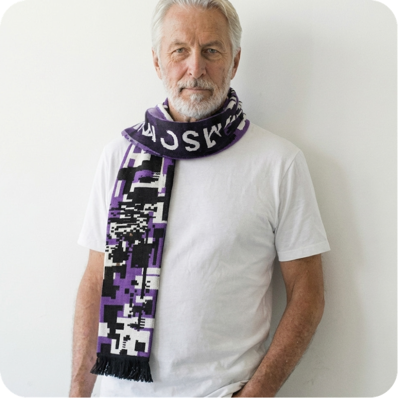 Een man draagt de paars-zwarte Ransomwear sjaal van Awareways. Deze campagne vraagt aandacht voor cybersecurity en digitale veiligheid op de werkvloer door middel van herkenbare 'wearables'. Een man draagt de paars-zwarte Ransomwear sjaal van Awareways. Deze campagne vraagt aandacht voor cybersecurity en digitale veiligheid op de werkvloer door middel van herkenbare 'wearables'.