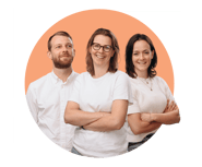 Drie lachende programmamanagers van Awareways, een man en twee vrouwen, gekleed in witte shirts en poserend met de armen over elkaar tegen een zalmkleurige cirkelvormige achtergrond.
