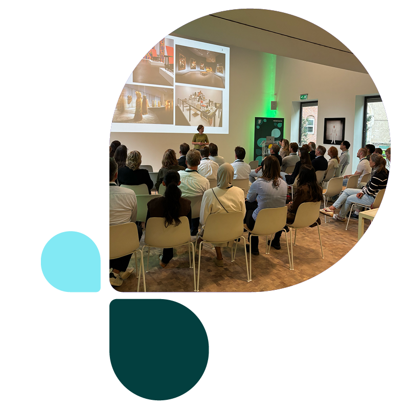 Interactieve presentatie over security awareness en AI-geletterdheid door Awareways in het Centraal Museum Utrecht. Een groep security- en privacy-professionals luistert naar een expert die spreekt over gedragsverandering in de cybersecurity-sector. De foto is gevat in een organisch designelement met de kenmerkende Awareways kleuren.