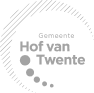 Logo van de gemeente Hof van Twente, bestaande uit de tekst "Gemeente Hof van Twente" met een abstract grafisch symbool van lijnen en stippen in een cirkelvorm.