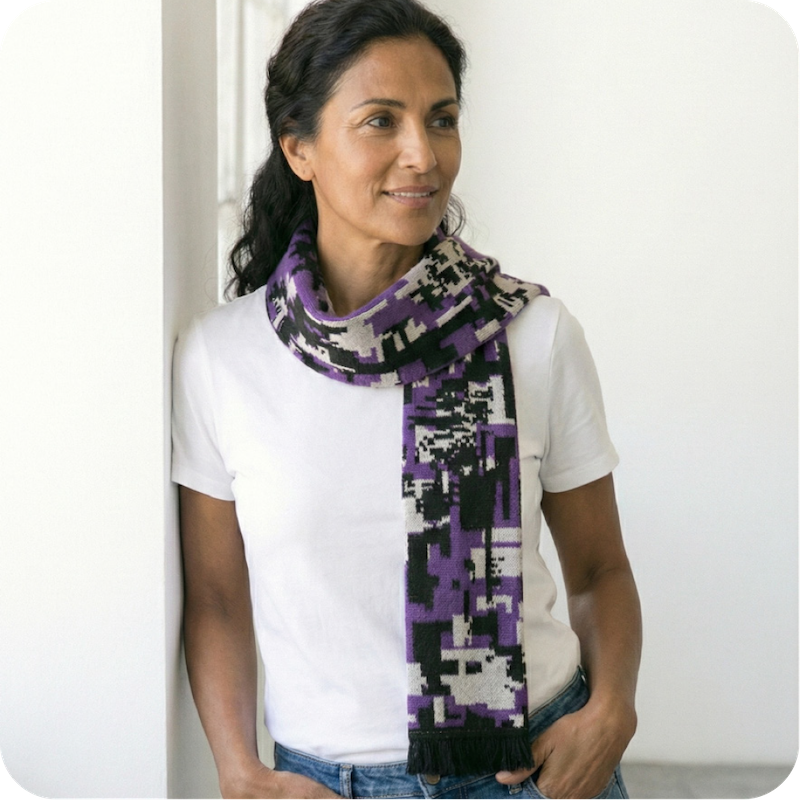 Een vrouw draagt de paars-zwarte Ransomwear sjaal van Awareways. Deze campagne vraagt aandacht voor cybersecurity en digitale veiligheid op de werkvloer door middel van herkenbare 'wearables'. Een vrouw draagt de paars-zwarte Ransomwear sjaal van Awareways. Deze campagne vraagt aandacht voor cybersecurity en digitale veiligheid op de werkvloer door middel van herkenbare 'wearables'.